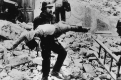 Il recupero di una vittima del terremoto in Irpinia del 23 novembre 1980.       ARCHIVIO / ANSA