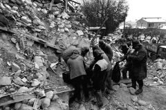 A56-26/09/97-ROMA-CRO: TERREMOTO; I PRECEDENTI, CON VITTIME, IN ITALIA.    Un' immagine d' archivio dei danni causati a Sant' Angelo dei Lombardi dal terremoto del 23 novembre 1980 in Irpinia (magnitudo Richter 6,8 - 2.570 morti).     ARCHIVIO / ANSA / PAL