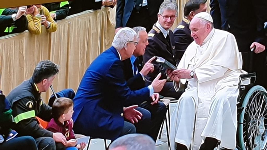 consegna libro papa